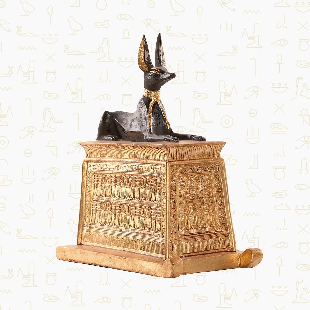 Statue von Anubis auf einer Sänfte